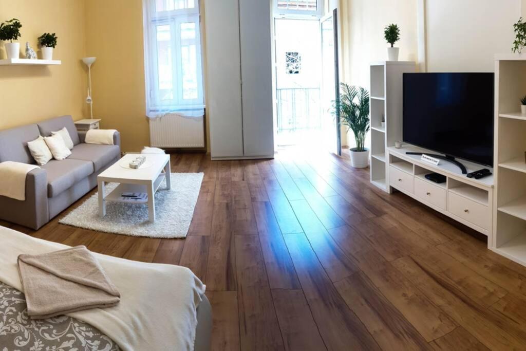 Apartamento Corvin City Center Kisfaludy Apartman Budapest Exterior foto